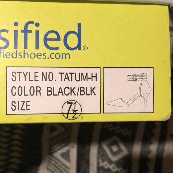 Black strap pumps - Picture 4 of 4